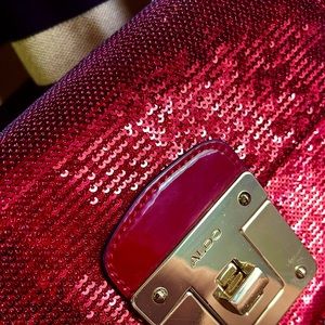 🍒 Cherry Red sequin Aldo purse.Trendy for this autumn and holidays. 🍂  ✨